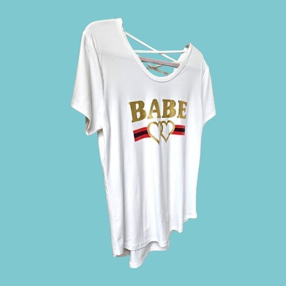 NO BOUNDRIES PLUS SIZE BABE & Hearts Graphic Tee. - Picture 4 of 9